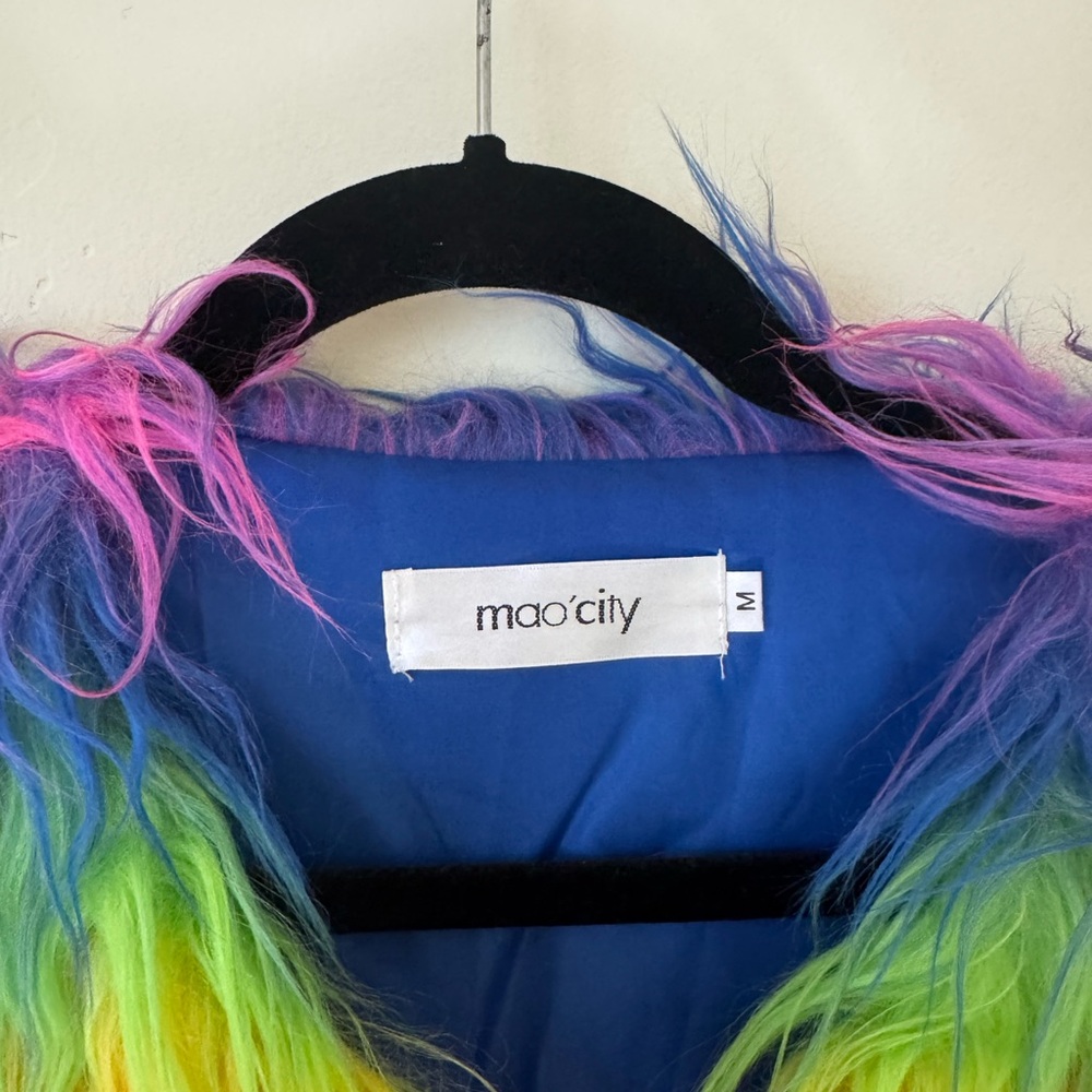 🔥 🌈 Rainbow Faux Fur Statement Jacket – Festival, Rave, Pride | mao’city (M) - Picture 3 of 3